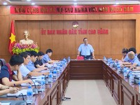 Phó Chủ tịch UBND tỉnh Trịnh Hữu Khang phát biểu tại cuộc họp.
