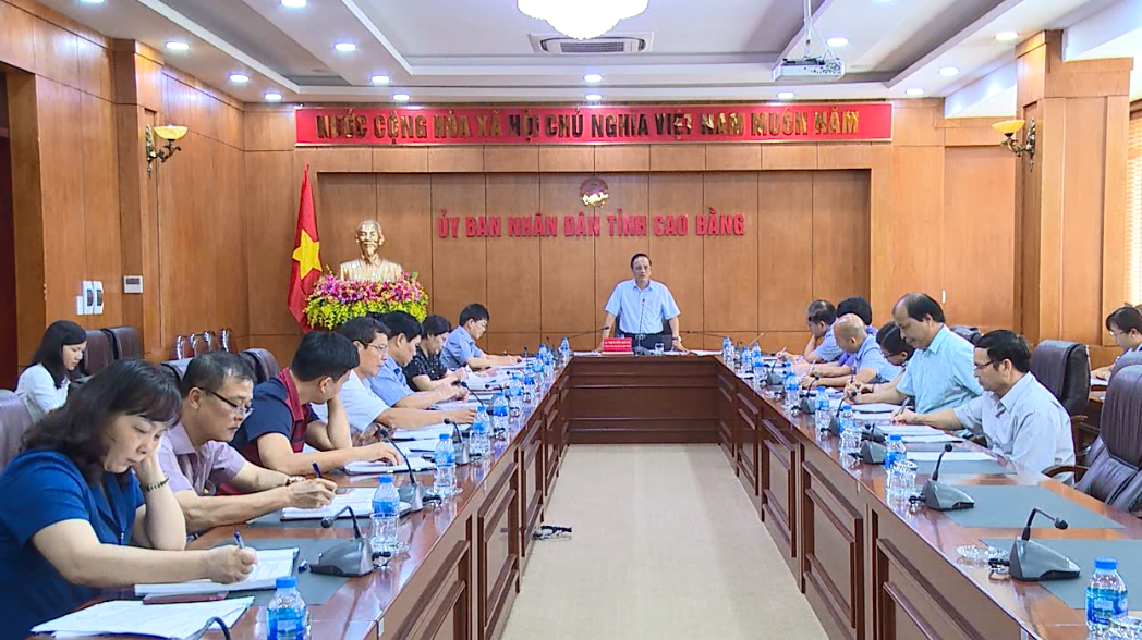 Phó Chủ tịch UBND tỉnh Trịnh Hữu Khang phát biểu tại cuộc họp.